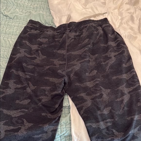 Vuori woman’s camo Bottoms - Picture 5 of 6